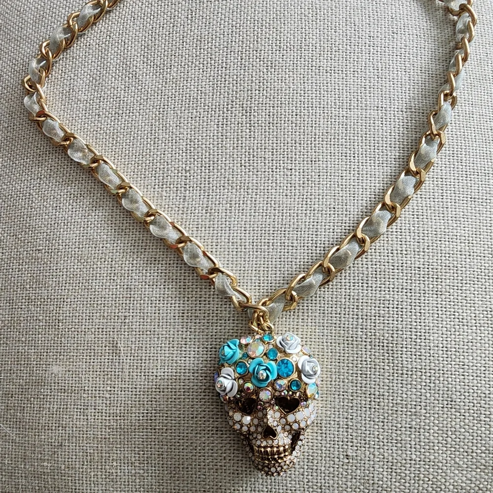 NWT Betsey Johnson sugar skull necklace